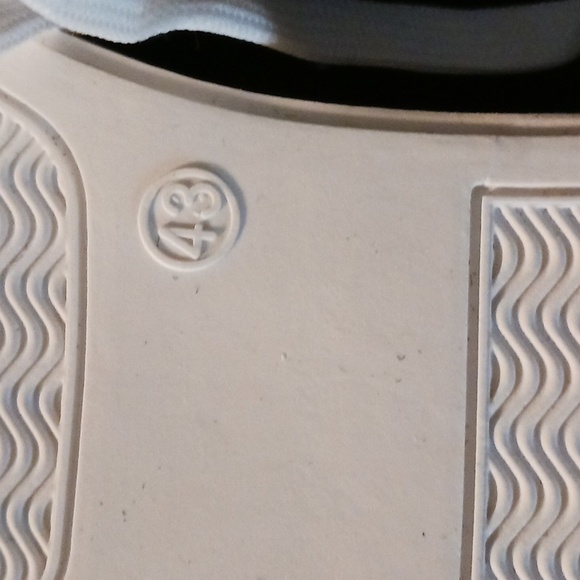 Skull & Crossbones Design Sneakers - Picture 4 of 16